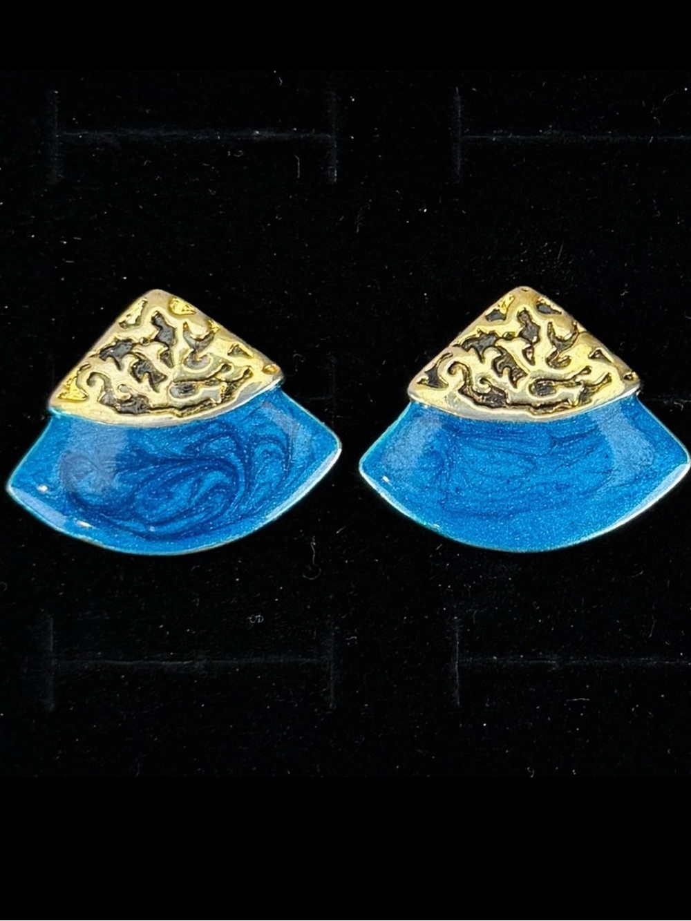 Beautiful, vintage, goldtone blue swirl enamel costume pierced earrings
